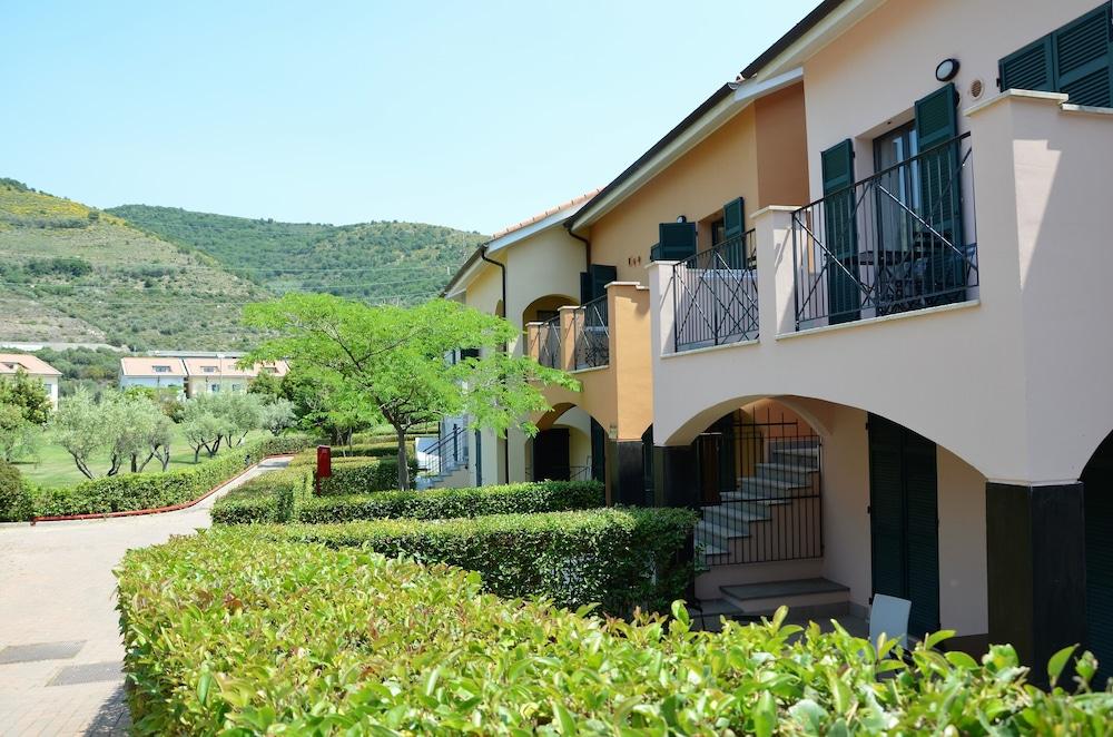 Castellaro Golf Resort Exteriér fotografie