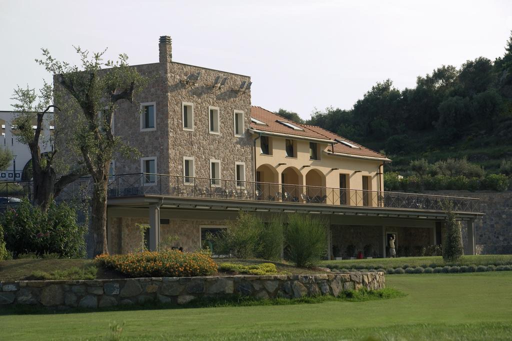 Castellaro Golf Resort Exteriér fotografie