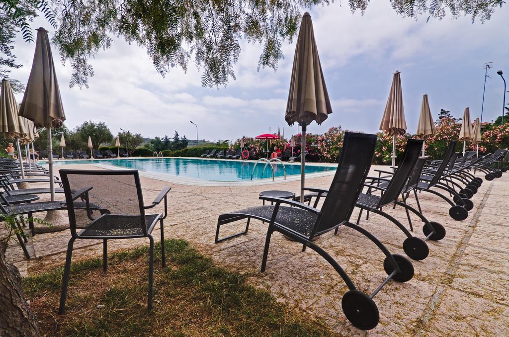 Castellaro Golf Resort Exteriér fotografie